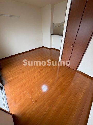 物件内観写真6　(広くて明るい寝室)