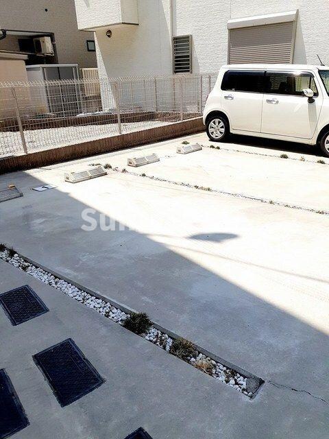 物件外観写真2　(駐車場があるので、車を買う予定の方も安心です)