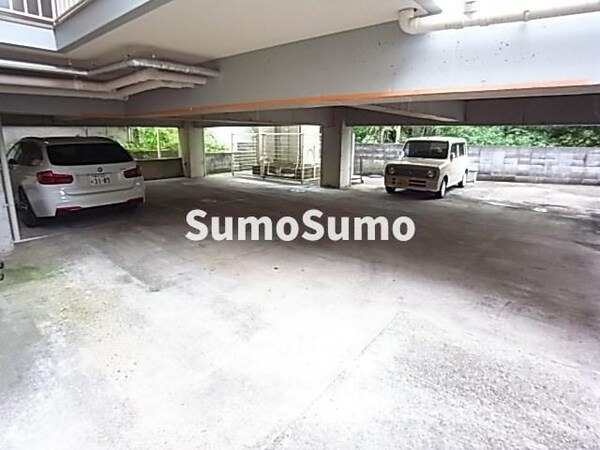 駐車場(駐車場に車を止められます)