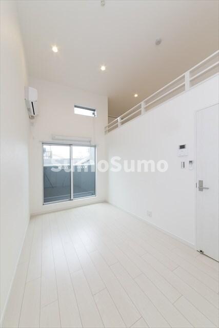 物件内観写真4　(こちらの居間で趣味の時間をお楽しみください)