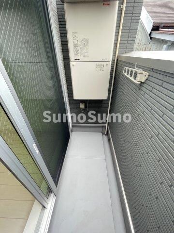 物件内観写真8　(開放的で明るい空間を演出してくれるバルコニーです)