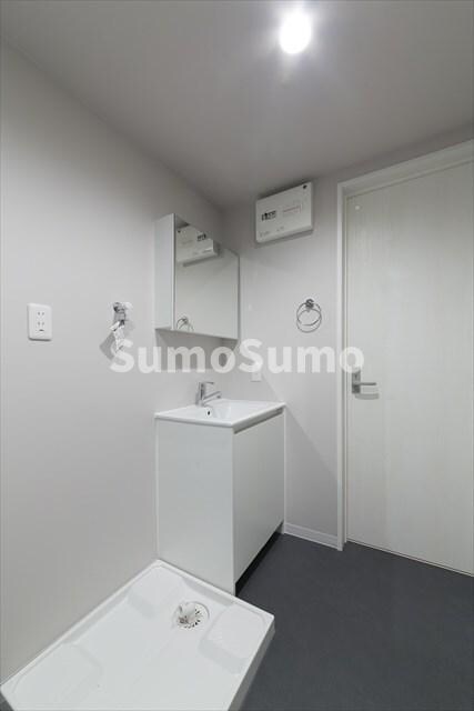 物件内観写真10　(独立洗面台あり、毎朝おしゃれに忙しい女性の方におすすめです)