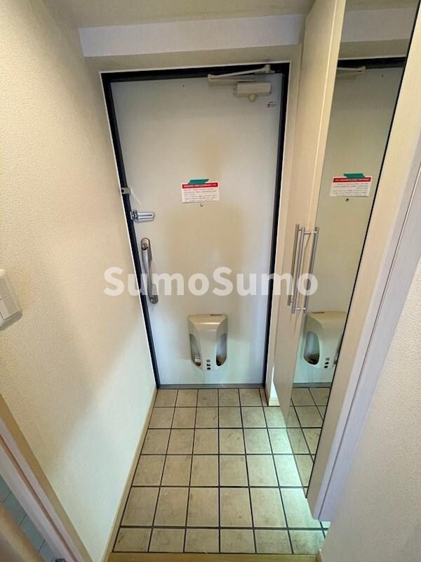 物件内観写真4　(収納もある玄関です)