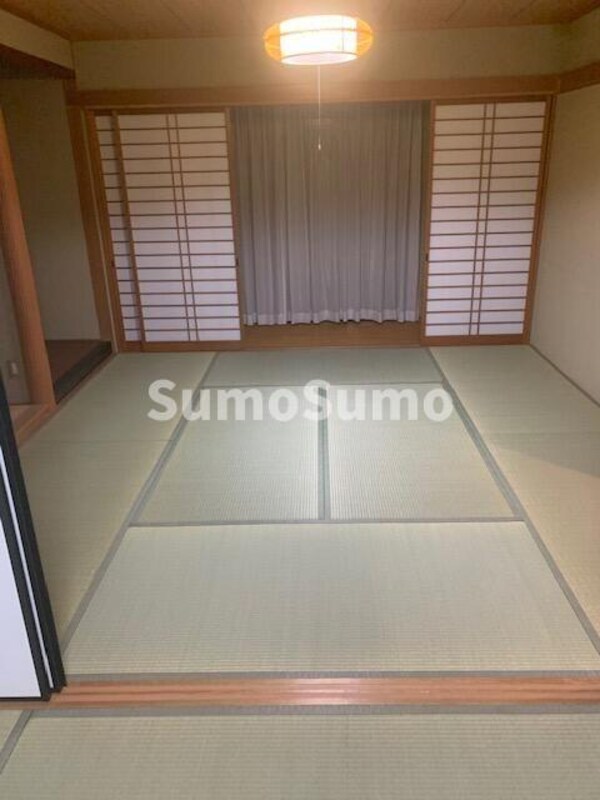寝室(落ち着いて過ごせるお部屋なので、寝室にいかがでしょうか)