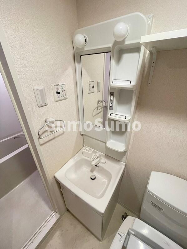 物件内観写真9　(明るい洗面所です)