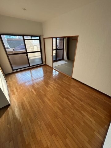 物件内観写真4　(ゆったりとした居間です)