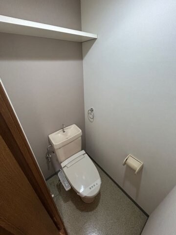 物件内観写真10　(ゆったりとした空間のトイレです)