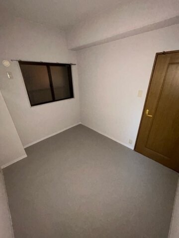 物件内観写真23　(明るい洋室です)