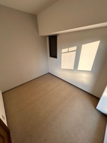 物件内観写真25　(広々とした洋室です)