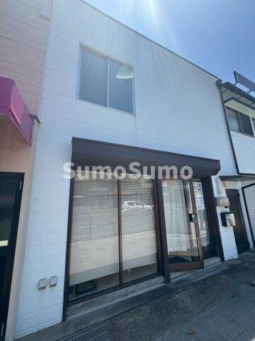 物件外観写真2　(落ち着いた雰囲気の外観です)