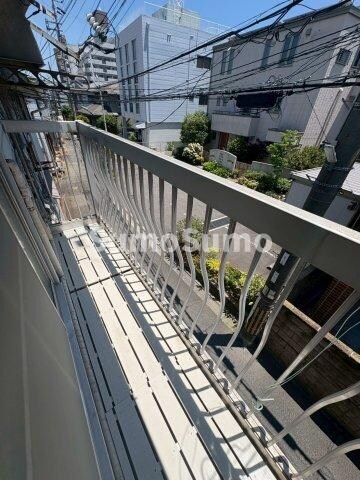 物件内観写真8　(開放的で明るい空間を演出してくれるバルコニーです)