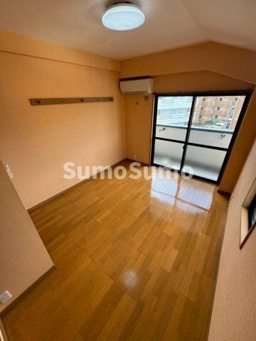 物件内観写真4　(ゆったりとした居間です)