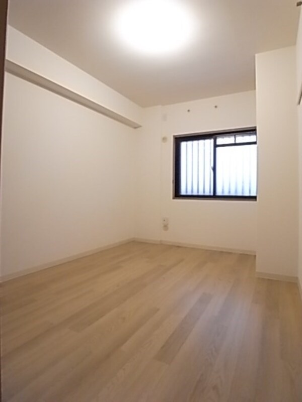 寝室(落ち着いて過ごせるお部屋なので、寝室にいかがでしょうか)