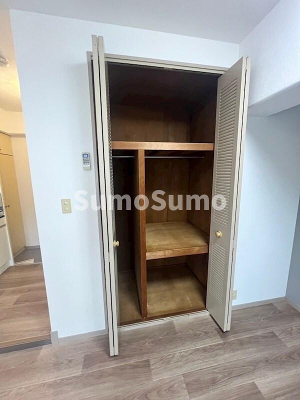 物件内観写真9　(小物を収納するのに便利です)