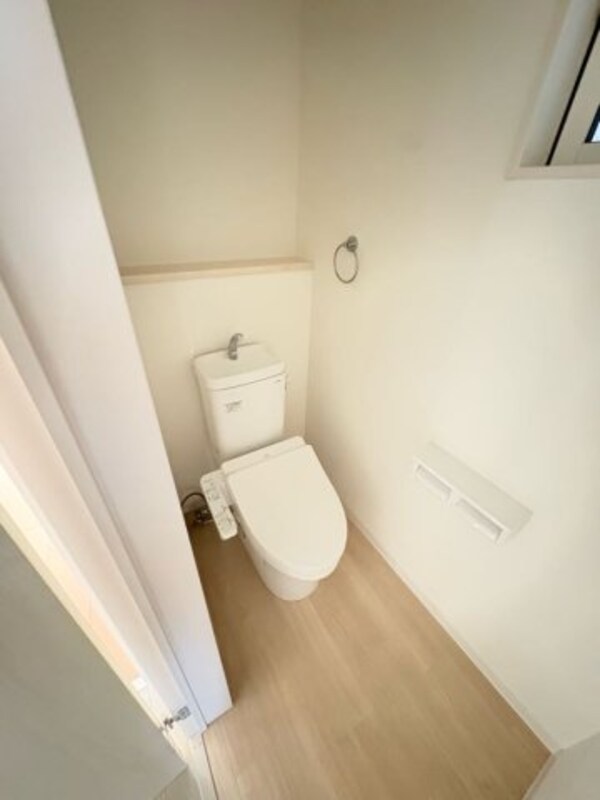 トイレ(落ち着いた色調のトイレです)