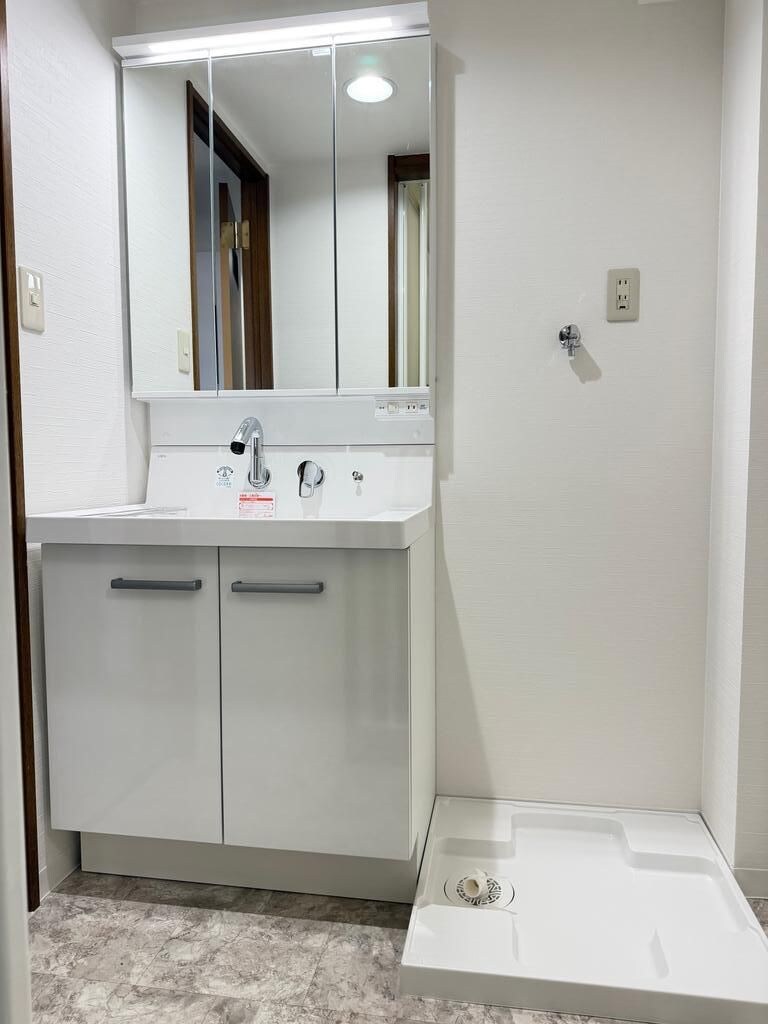 物件内観写真6　(広い洗面スペース)