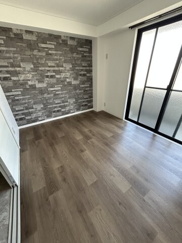 物件内観写真11　(ゆったりとした居間です)