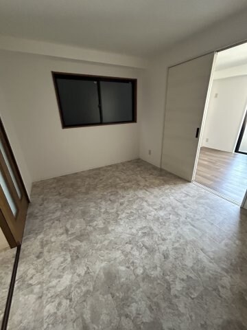 物件内観写真29　(落ち着いた色調の洋室です)