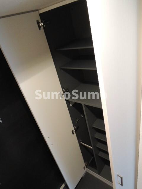 物件内観写真6　(明るい玄関です)