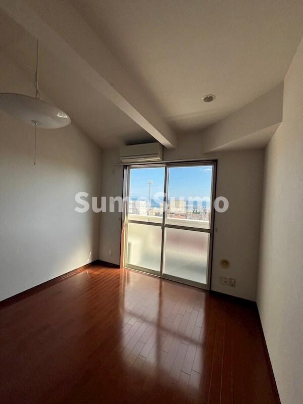 寝室(落ち着いた色調の寝室です)