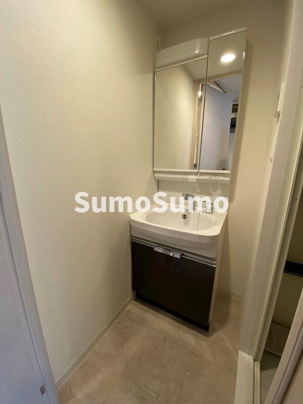 物件内観写真11　(朝の身支度には欠かせない独立洗面化粧台)