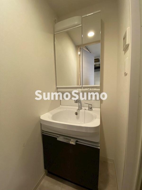 物件内観写真20　(朝の身支度には欠かせない独立洗面化粧台)