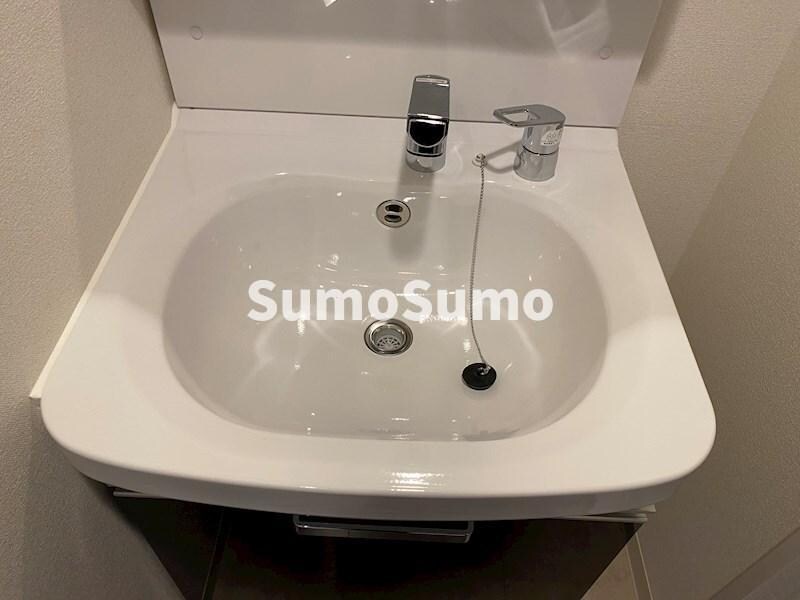 物件内観写真21　(独立洗面台、小物を置くことができて便利です)