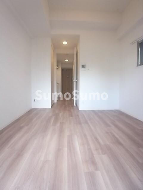 物件内観写真10　(開放的な寝室です)