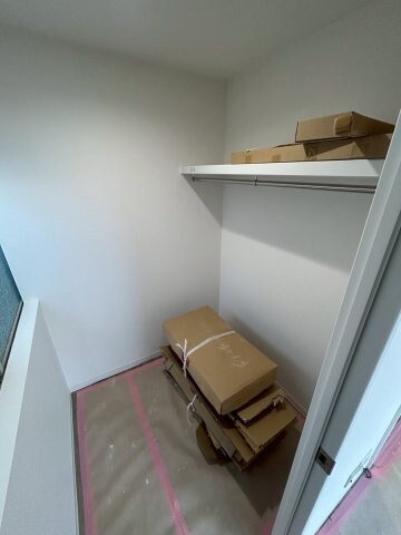 物件内観写真9　(収納豊富です)