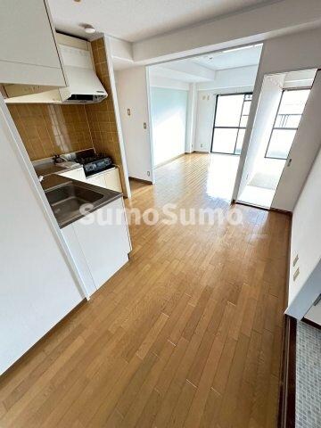 物件内観写真5　(こちらの居間で趣味の時間をお楽しみください)