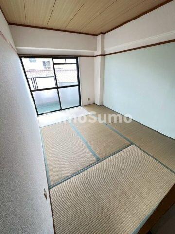 物件内観写真6　(和室がひろがる居住スペース)