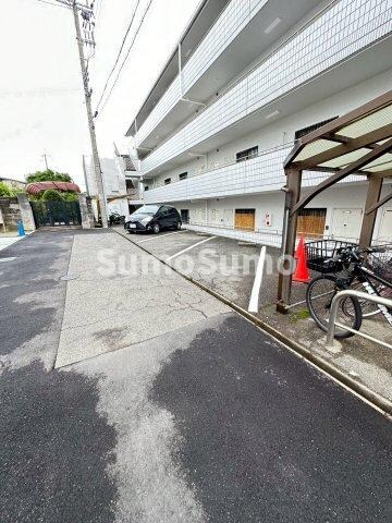 物件外観写真3　(駐車場完備です)