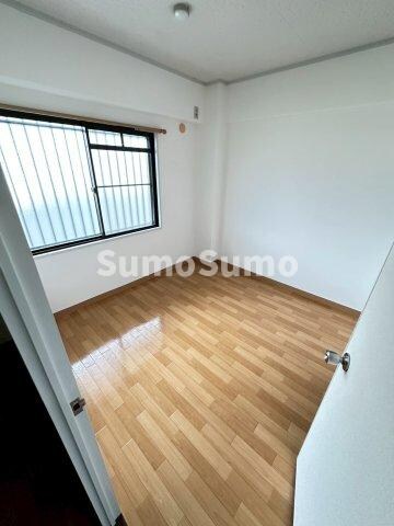 物件内観写真8　(落ち着いた色調の寝室です)