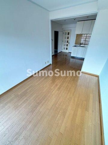 物件内観写真18　(こちらのリビングで趣味の時間をお楽しみください)