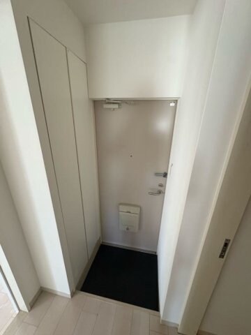 物件内観写真10　(収納もある玄関です)