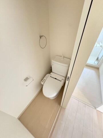 物件内観写真13　(落ち着いた色調のトイレです)
