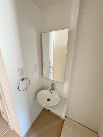 物件内観写真14　(ゆったりとスペースのある洗面所)