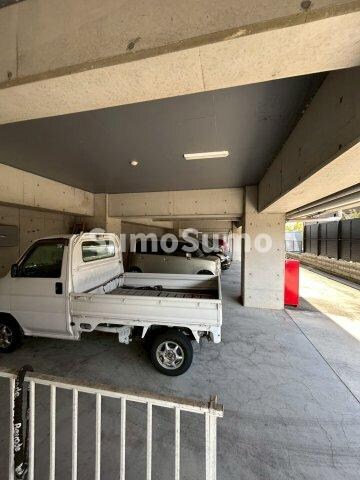 物件外観写真2　(駐車場があるので、車を買う予定の方も安心です)