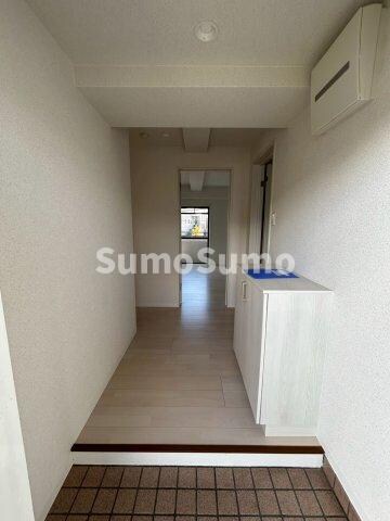 物件内観写真4　(収納もある玄関です)