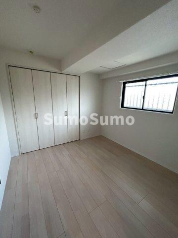 物件内観写真7　(開放的な寝室です)