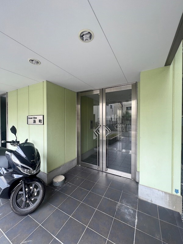 物件外観写真2　(落ち着いたエントランスです)