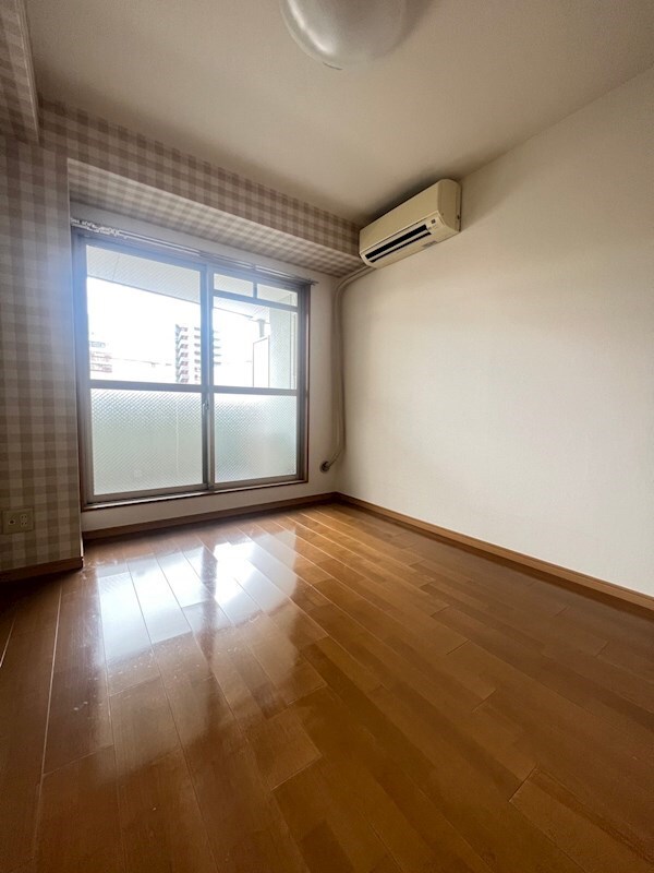 物件内観写真5　(こちらのリビングで趣味の時間をお楽しみください)