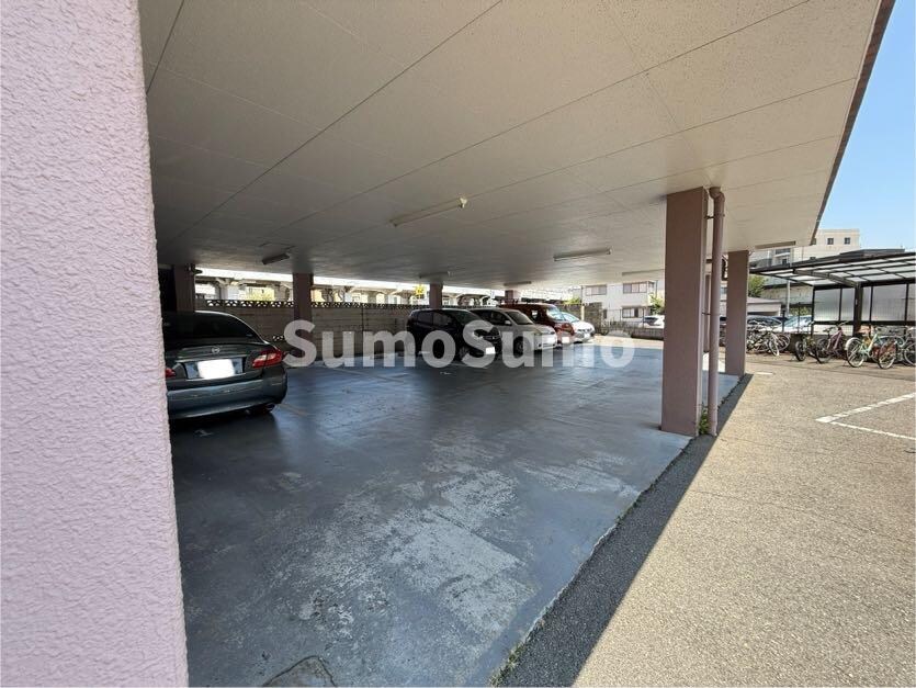 物件外観写真3　(駐車場に車を止められます)