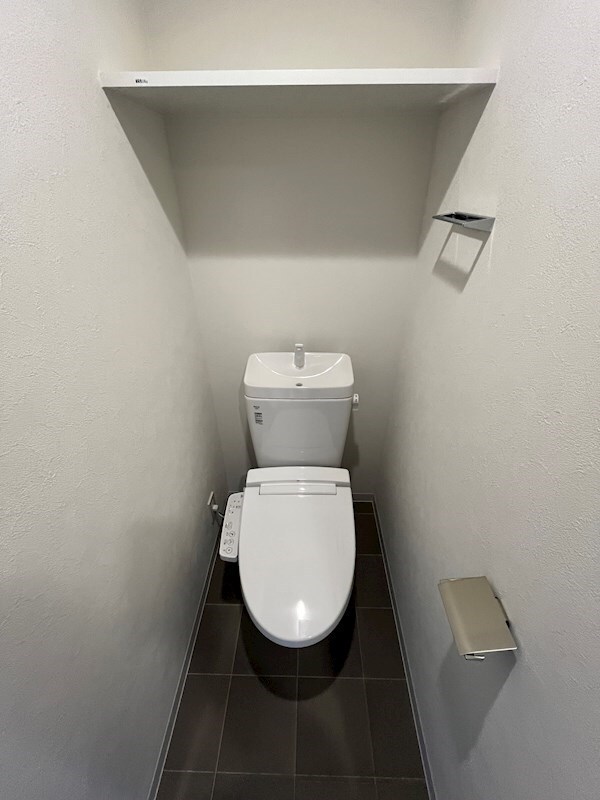 トイレ(落ち着いた色調のトイレです)