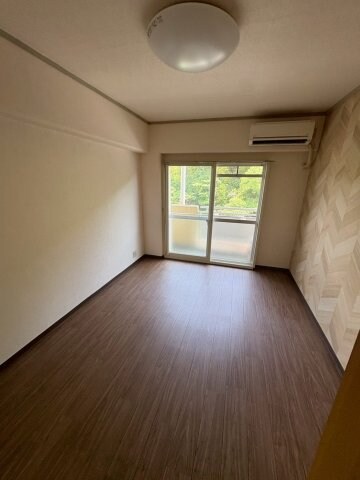 物件内観写真17　(ゆったりとした居間です)