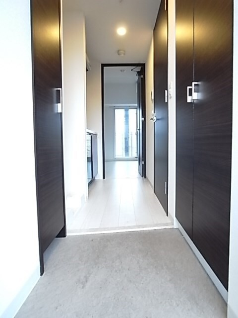 物件内観写真2　(明るい玄関です)