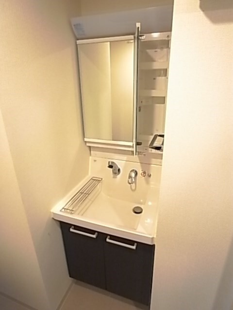 物件内観写真8　(独立洗面台で身支度をすべて済ませてしまいましょう)