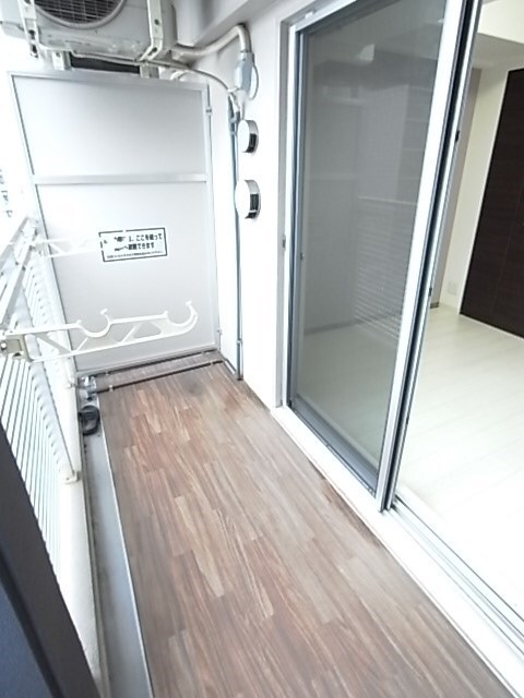 物件内観写真12　(開放的で明るい空間を演出してくれるバルコニーです)