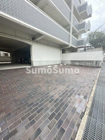 物件外観写真3　(駐車場完備です)