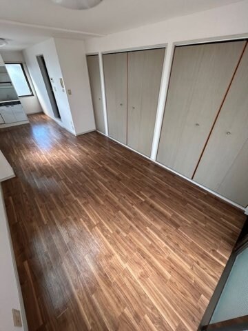 物件内観写真3　(こちらのリビングで趣味の時間をお楽しみください)